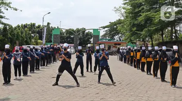 Mahasiswi Politeknik Kesehatan Jakarta III bertepuk tangan selama 56 detik pada Hari Kesehatan Nasional ke-56 di Jatiwarna, Bekasi, Jawa Barat, Kamis (12/11/2020). Kegiatan tersebut merupakan bentuk apresiasi terhadap tenaga medis yang berjuang selama pandemi COVID-19. (Liputan6.com/Herman Zakharia)