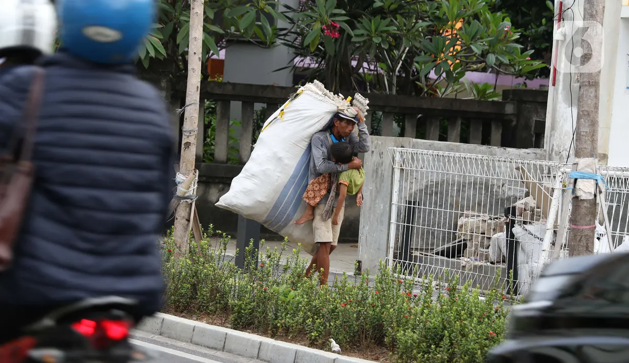Pemulung berjalan di Jalan Cikini Raya, Jakarta, Kamis (16/4/2020). Pandemi COVID-19 memberikan dampak yang sangat besar bagi sosial dan ekonomi Indonesia. Bahkan yang paling dikhawatirkan bertambahnya angka kemiskinan dan pengangguran. (Liputan6.com/Helmi Fithriansyah)