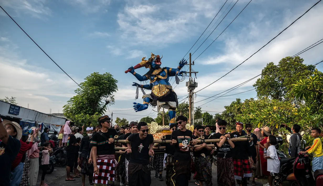 Pawai ogoh-ogoh juga diselingi dengan musik gamelan dan tarian pewayangan Mahabarata. Sehingga suasan semarak semakin terasa dalam pawai ogoh-ogoh tahun ini. (AFP/Juni Kriswanto)