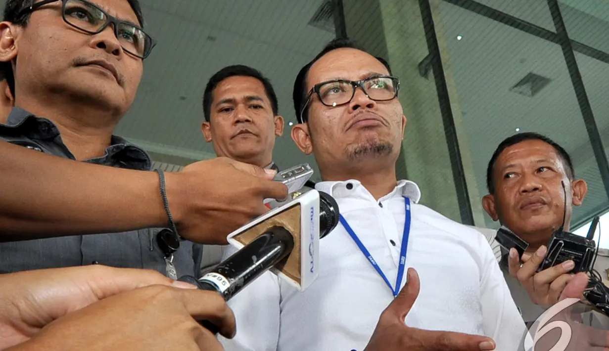 Mengenakan kemeja putih, Hanif datang ke Gedung KPK. Ia ditemui oleh Wakil Ketua KPK Zulkarnaen dan Jubir KPK Johan Budi, Jakarta, Senin (24/11/2014). (Liputan6.com/Miftahul Hayat) 