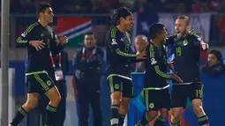 Penyerang Meksiko, Vicente Vuoso (kanan) melakukan selebrasi usai mencetak gol di pertandingan Copa America 2015 di National Stadium, Santiago, Chile, (16/6/2015). Chile bermain imbang 3-3 dengan Meksiko. (REUTERS/Carlos Garcia Rawlins)