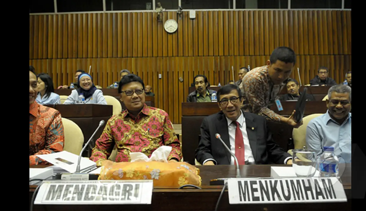 Menteri Dalam Negeri Tjahjo Kumolo (kiri) dan Menteri Hukum dan HAM Yasona Laoly (kanan) mengikuti rapat dengan Komisi II DPR di Gedung Nusantara, Kompleks Parlemen Senayan, Jakarta, Senin (19/1/2015). (Liputan6.com/Andrian M Tunay)