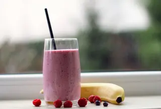 Minuman terakhir dengan perpaduan leci dan yoghurt adalah smoothie, resep dari Whish Affairs berikut bisa kamu coba (Foto: Unsplash.com/Denis Tuksar)