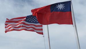 Bendera Taiwan bersanding dengan bendera Amerika Serikat (AFP)