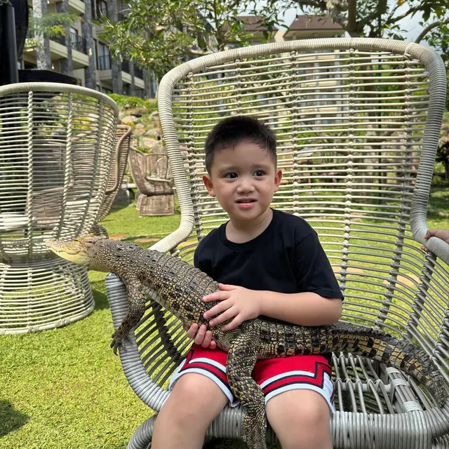 7 Potret Citra Kirana dan Keluarga di Taman Safari, Sarapan Bareng Jerapah