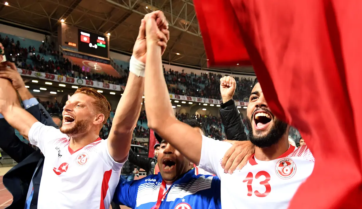 Ekspresi pemain Timnas Tunisia saat melakukan selebrasi usai lolos ke Piala Dunia 2018 di Stadion Olimpiade Rades, Tunisia (11/11). (AFP Photo/Fethi Belaid)