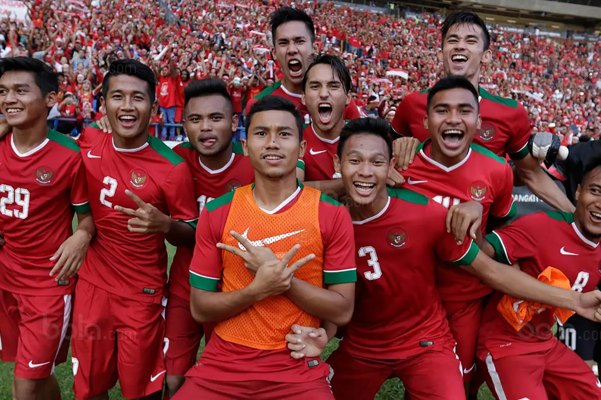 Para pemain timnas Indonesia saat merayakan kemenangan atas Kamboja di Stadion Shah Alam, Selangor, Kamis, (24/8/2017). Indonesia menang 2-0 atas Kamboja. (Bola.com/Vitalis Yogi Trisna)