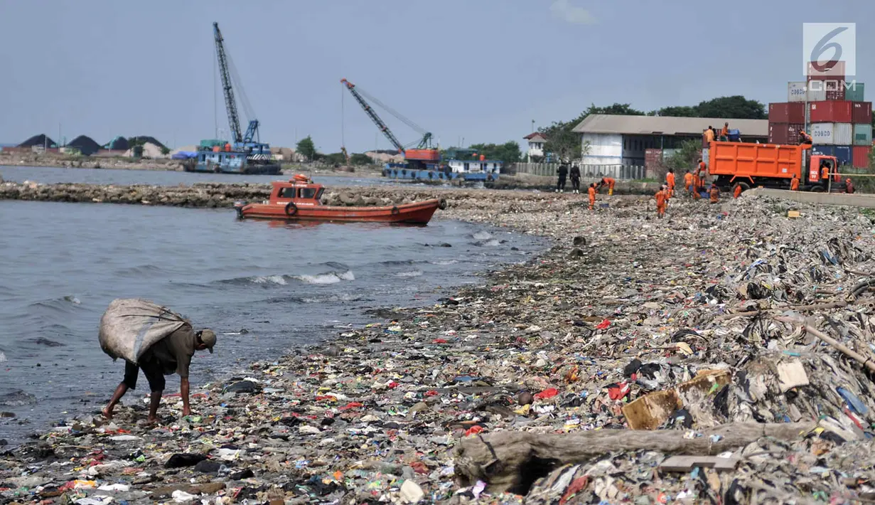Seorang pemulung memilah sampah di tengah aktivitas pembersihan yang dilakukan Dinas Lingkungan Hidup Kepulauan Seribu, Jakarta, Rabu (28/3). (Merdeka.com/Iqbal S. Nugroho)