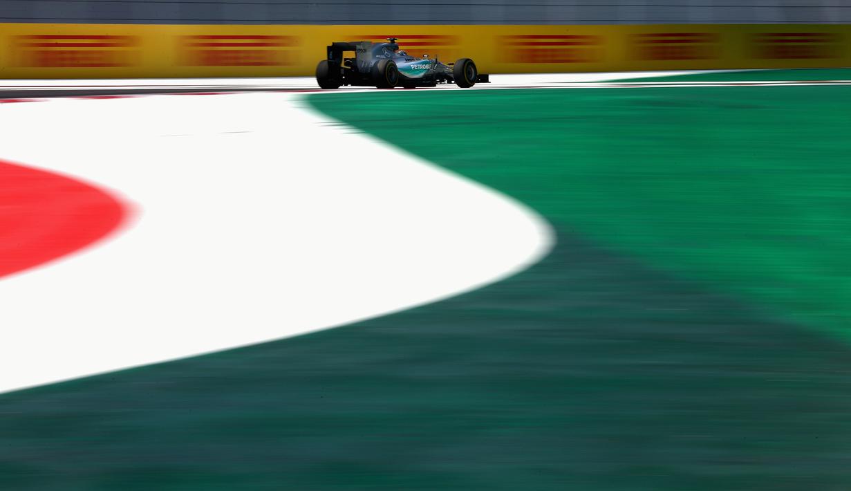 Aksi pebalap Mercedes GP, Nico Rosberg dalam balapan F1 GP Meksiko di Sirkuit Autodromo Hermanos Rodriguez, Senin (2/11/2015) dini hari WIB. (Getty Images/AFP/Clive Mason)