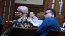 Komisaris PT Murakabi Sejahtera, Irvanto Hendra Pambudi (kanan) menyimak pertanyaan saat menjadi saksi pada sidang dugaan korupsi proyek e-KTP dengan terdakwa, Setya Novanto di Pengadilan Tipikor, Jakarta, Senin (5/3). (Liputan6.com/Helmi Fithriansyah)