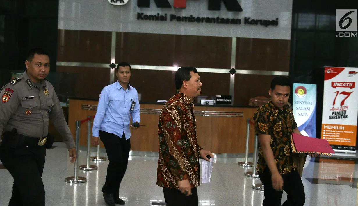 Sekretaris Daerah (Sekda) Jawa Barat Iwa Karniwa usai menjalani pemeriksaan di Gedung KPK, Jakarta, Kamis (29/11). Iwa diperiksa sebagai saksi untuk tersangka DT terkait kasus suap pengurusan izin pembangunan Meikarta. (Liputan6.com/Herman Zakharia)