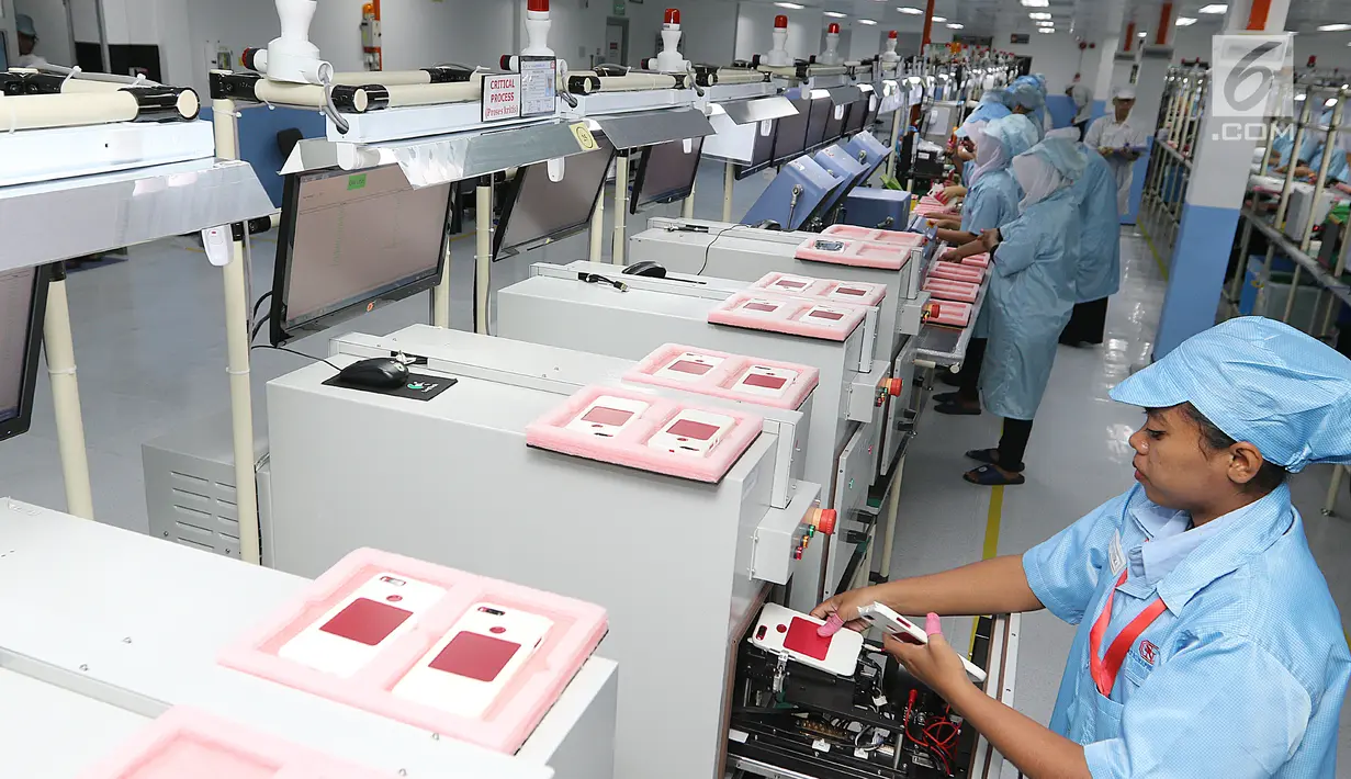 Sejumlah teknisi melakukan proses perakitan smartphone Xiaomi di pabrik PT. Sat Nusapersada, Batam, Senin (4/11). Kedua perusahaan tersebut menghasilkan produk-produk yang memenuhi Tingkat Konten Domestik (TKDN). (Liputan6.com/Fery Pradolo)