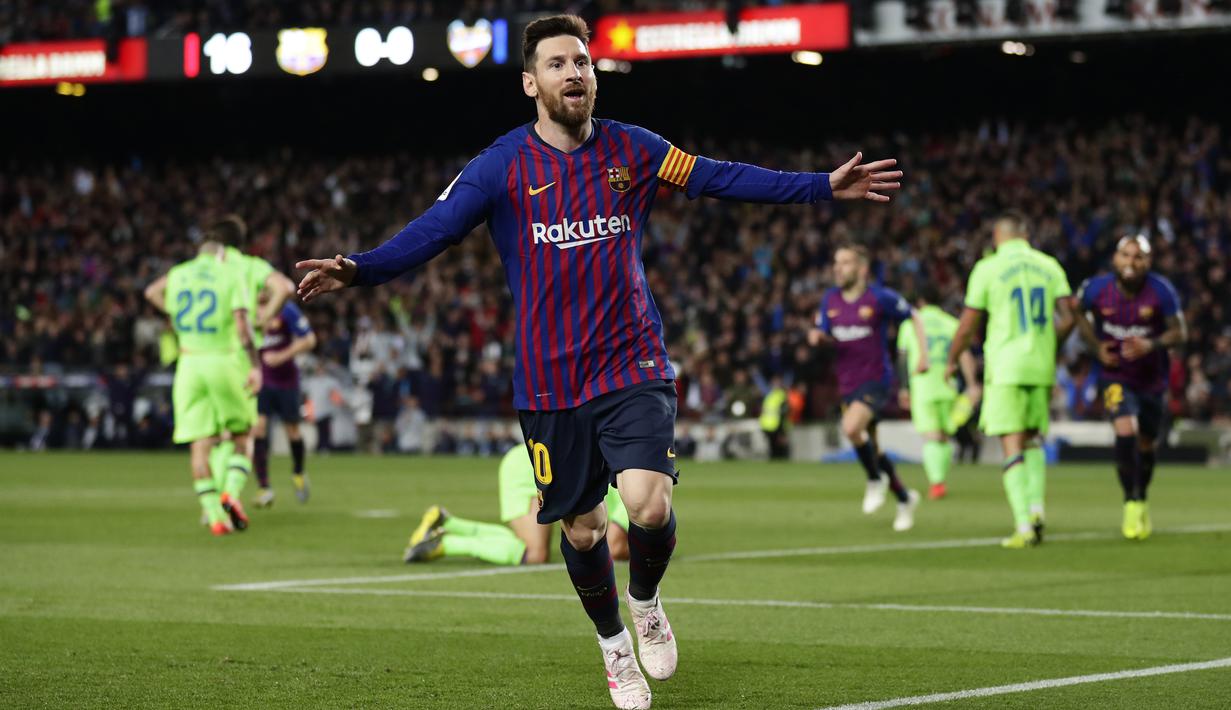 Striker Barcelona, Lionel Messi, melakukan selebrasi usai membobol gawang Levante pada laga La Liga 2019 di Stadion Camp Nou, Sabtu (27/4). Barcelona menang 1-0 atas Levante. (AP/Manu Fernandez)