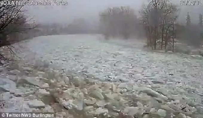 Sungai Au Sable yang beku mendadak kembali normal, setelah es yang menutupi sungai pecah berkeping-keping. Akibatnya, permukaan sungai ikut naik. (Twitter/NWS Burlington)