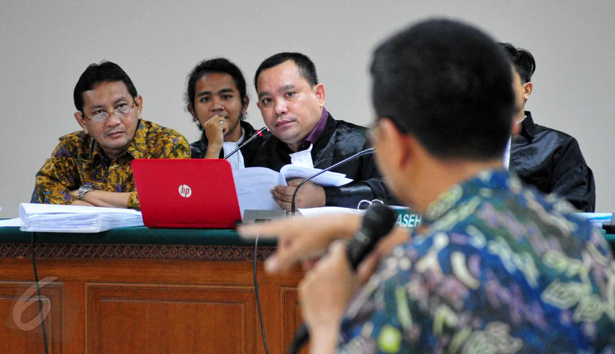 Terdakwa kasus dugaan korupsi pengadaan bus Transjakarta 2012-2013 Udar Pristono kembali menjalani sidang lanjutan dengan agenda mendengarkan keterangan saksi di Pengadilan Tipikor, Jakarta, Senin (1/6/2015). (Liputan6.com/Yoppy Renato)