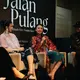 Jadi bagian dari film pendek Jalan Pulang, Asri Welas tampil anggun dengan kebaya panjang berwarna merah. Dipadu dengan bawahan brukat hijau kebiruan [Bakti Budaya Djarum Foundation]