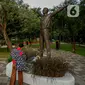 Pengunjung berdiri dekat patung Kosmonaut Rusia, Yuri Alekseyevich Gagarin atau akrab disebut Yuri Gagarin di Taman Mataram, Kebayoran Baru, Jakarta, Minggu (14/3/2021). Kosmonaut Rusia ini adalah orang pertama yang berhasil pergi ke luar angkasa pada tahun 1961 silam. (Liputan6.com/Faizal Fanani)