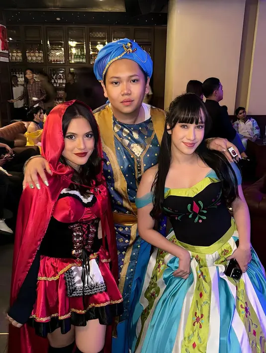 Marsha Aruan tampil totalitas dengan kostum serba merah. Karakter Little Red Riding Hood paling sesuai dengan gaya yang dipilih Marsha. [Foto: Instagram/nyonyomanaf]