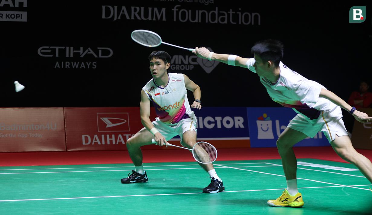 Ganda putra Indonesia Raymond Indra/Nikolaus Joaquin saat melawan sesama wakil Indonesia Sabar Karyaman Gutama/Moh Reza Pahlevi Isfahani pada laga semifinal Indonesia Masters 2026 di Istora Senayan, Jakarta, Sabtu (24/01/2025). (Bola.com/M Iqbal Ichsan)
