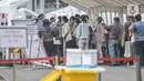 Warga melakukan pemeriksaan kesehatan gratis oleh tim medis kesehatan dari Kapal RS Peace Ark milik Tentara Pembebasan Rakyat China (PLA) di kawasan JICT 2 Tanjung Priok, Jakarta Utara, Selasa (15/11/2022). Layanan pengobatan gratis ini berlangsung hingga 18 November 2022 dan mampu melayani 500 warga tiap harinya. (merdeka.com/Iqbal S. Nugroho)