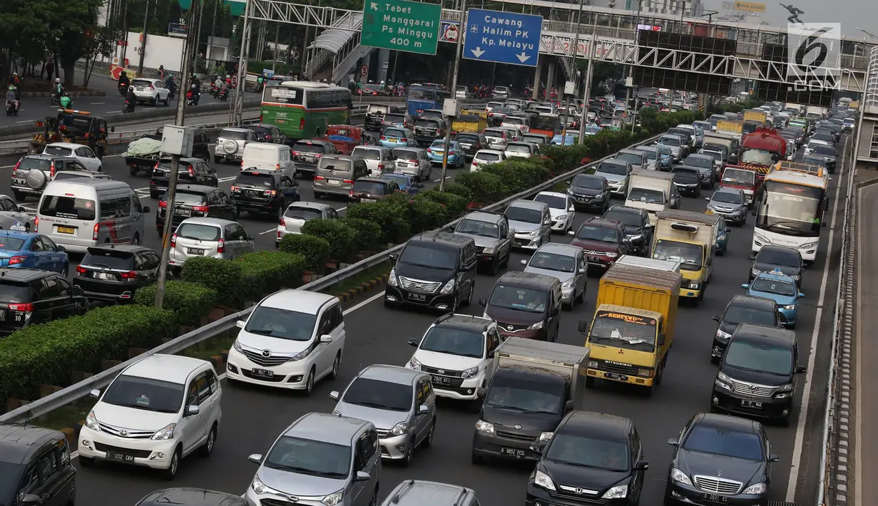 Kendaraan terjebak kemacetan di tol dan di Jalan Gatot Soebroto, Jakarta, (5/6). Banyaknya warga yang ingin berbuka puasa, menyebabkan ruas jalan di Ibu Kota lebih macet dibanding biasanya, terutama jam pulang kerja. (Liputan6.com/Immanuel Antonius)
