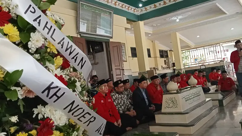 Makam pahlawan nasional asal Bekasi, KH Noer Ali dipadati peziarah