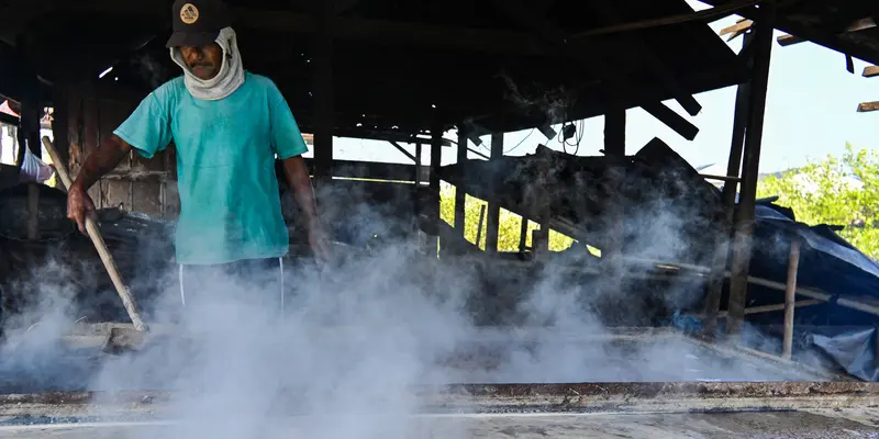 Melihat Proses Pengolahan Garam Tradisional Sistem Rebus di Aceh