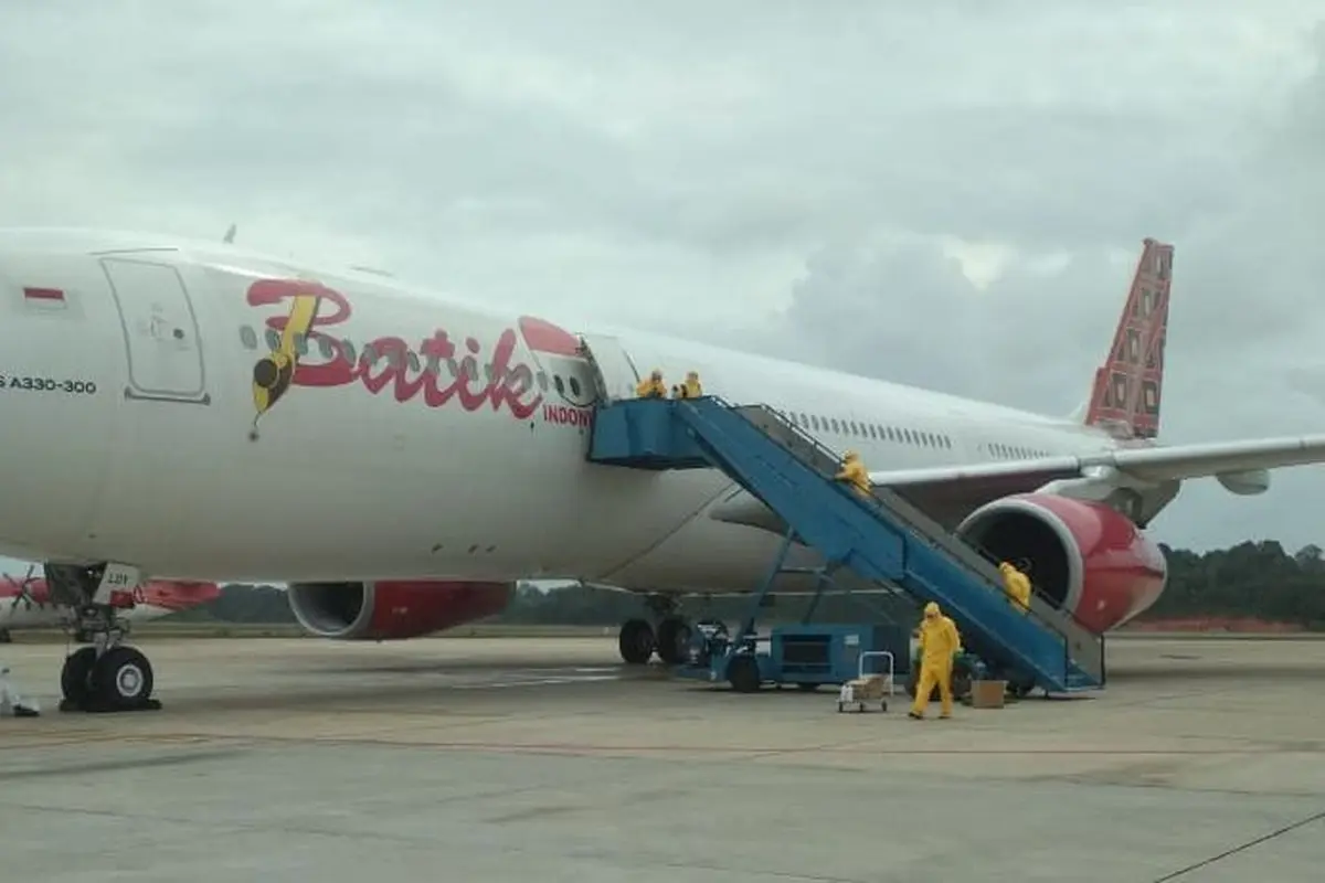 Pesawat Airbus 330-300CEO registrasi PK-LDY Batik Air berada di Batam setelah mendarat dari Wuhan. (Dok Lion Air Group)