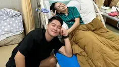 Boy William menggenggam tangan Ayu Ting Ting yang sedang berbaring di ranjang perawatannya. (Foto: Instagram/ ayutingting92)