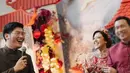 Sedangkan kekasihnya tampil lebih sederhana, bak raja kerajaan Cina. Mengenakan cheongsam merah dengan detail bordir di bagian tengah dan kancing-kancing yang unik. Foto: Instagram.