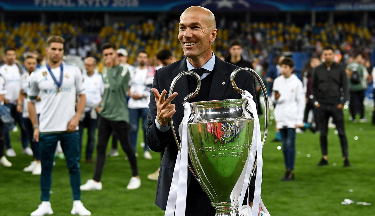 Sepertinya Real Madrid memang tempat yang sebenarnya bagi Zinedine Zidane. Bagaimana tidak, total ada 17 trofi juara yang diraih pria asal Prancis ini bersama Los Blancos. Foto: AFP/Franck Fife)