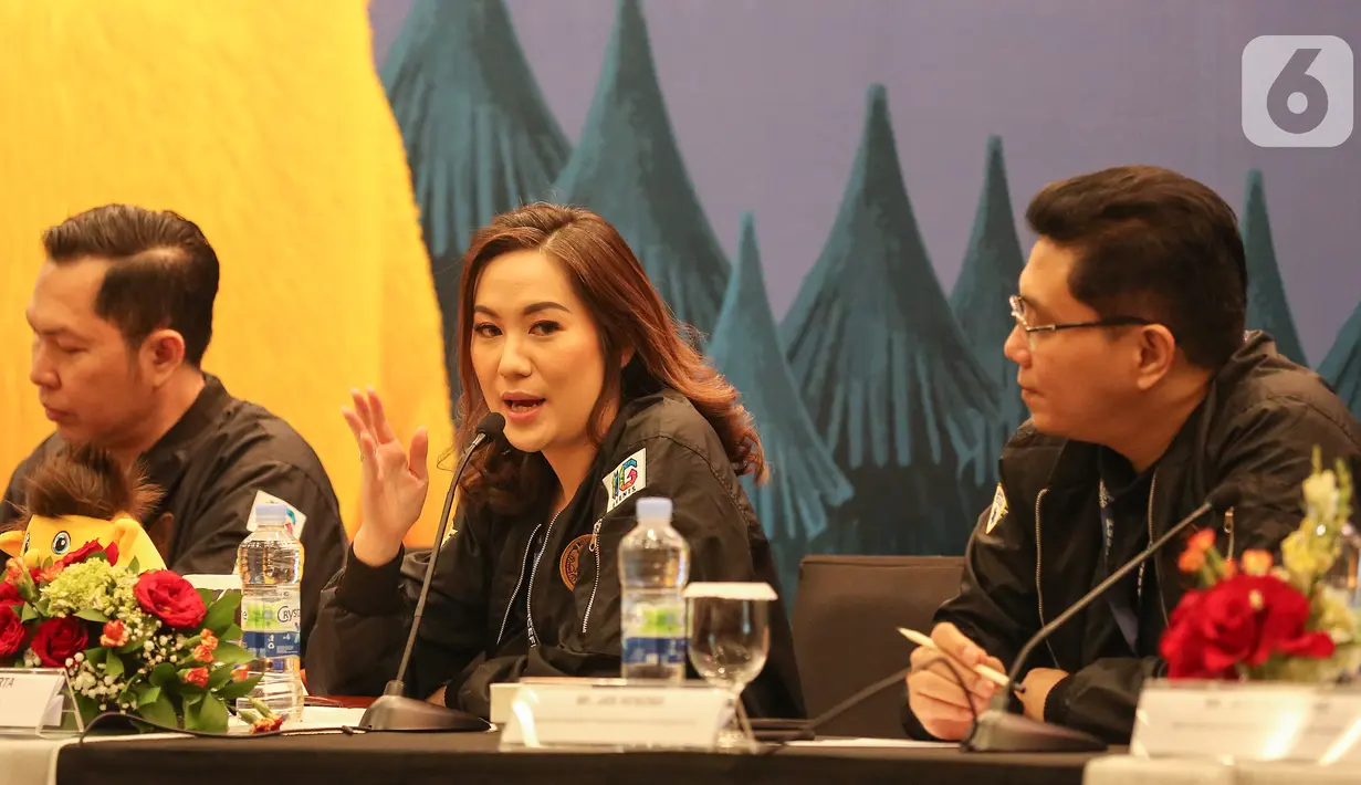 Deputy GM IIG Events Edwina Tirta memberi keterangan pers di sela-sela opening ceremony ICEFEST 2019 di BSD Tangerang, Kamis (19/12/2019). IIG Events menggandeng BCA sebagai sponsor utama dengan menghadirkan berbagai promo dan penawaran menarik lainnya. (Liputan6.com/Fery Pradolo)