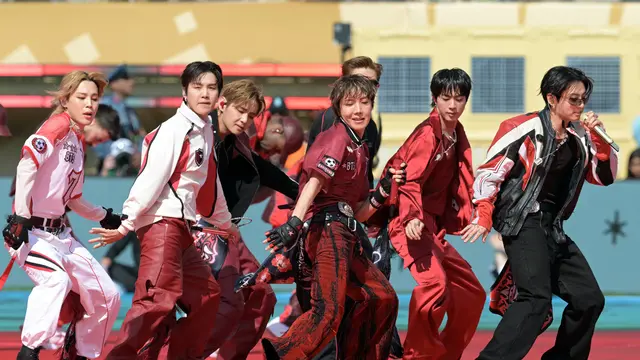 BTS tampil di Final Piala Dunia 2026. (JUAN MABROMATA / AFP)
