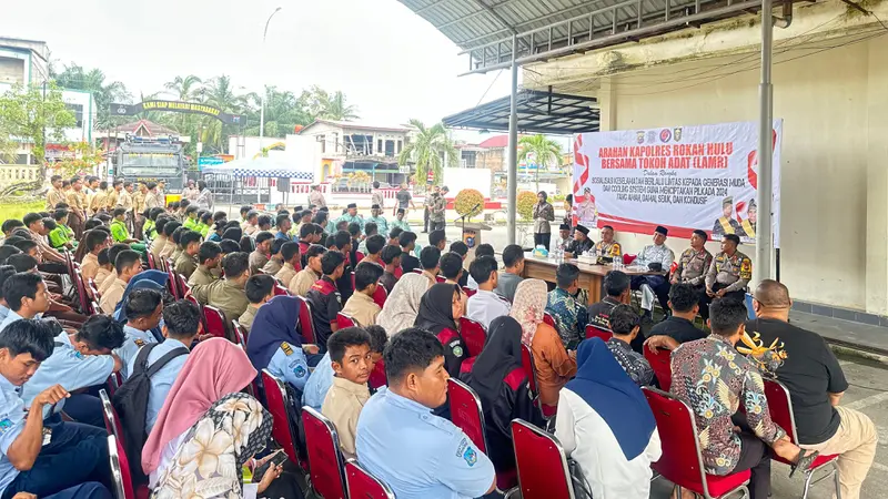 Ratusan siswa-siswi di Kabupaten Rokan Hulu ikuti penyampaian keselamatan berkendara dari tokoh adat dan Polres Rokan Hulu.