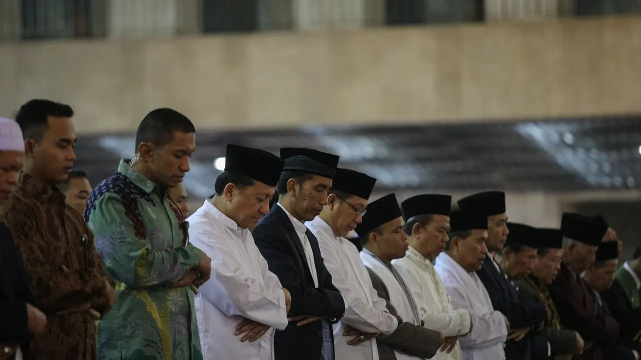 Berkoko Putih, Jokowi Salat Tarawih Perdana di Masjid Istiqlal