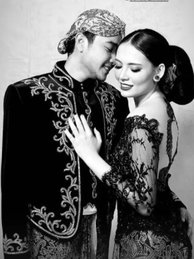 Kompak Pakai Baju Adat, Ini 7 Gaya Pemotretan Abash dan Jeje Bak Prewedding