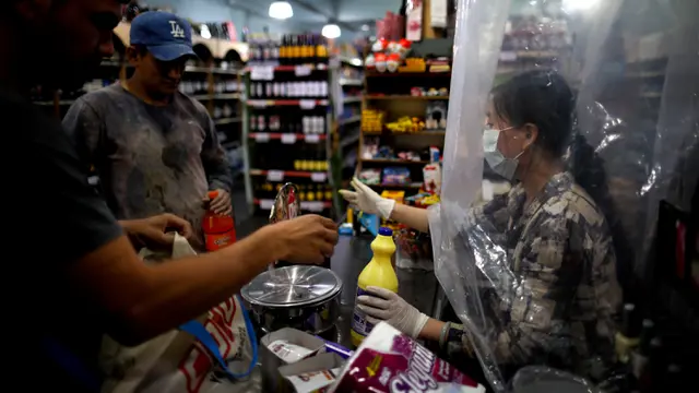 Pekerja Supermarket Ini Pasang Pembatas Plastik