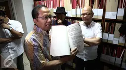 Dalam kunjungannya Rizal Ramli meminta agar Pemprov DKI lebih memperhatikan Pusat Dokumentasi Sastra HB Jassin, Jakarta, Jumat (26/8). (Liputan6.com/Faizal Fanani)