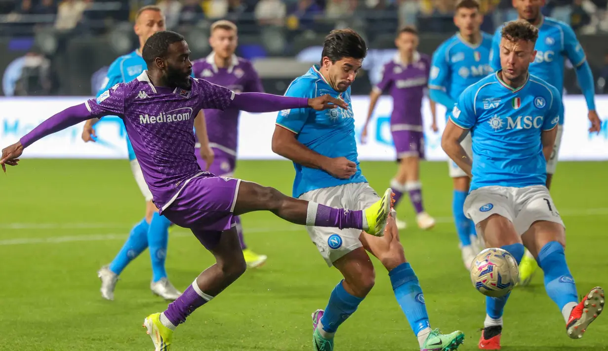 Keunggulan Napoli dibuka di menit ke-22 lewat gol yang dicetak Giovanni Simeone. (Fayez NURELDINE/AFP)