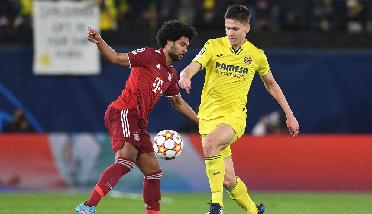 Bek Villarreal, Juan Foyth (kanan) berebut bola dengan gelandang Bayern Munchen dalam laga leg pertama perempatfinal Liga Champions 2021/2022 di La Ceramica Stadium, Villarreal (6/4/2022). Pemain asal Argentina berusia 25 tahun ini tercatat pernah membela Tottenham Hotspur selama 3 musim mulai 2017/2018 hingga 2019/2020. Pada awal musim 2020/2021 ia langsung hijrah ke La Liga Spanyol berstatus pinjaman bersama Villarreal yang akhirnya dipermanenkan pada musim berikutnya. (AFP/Christof Stache)