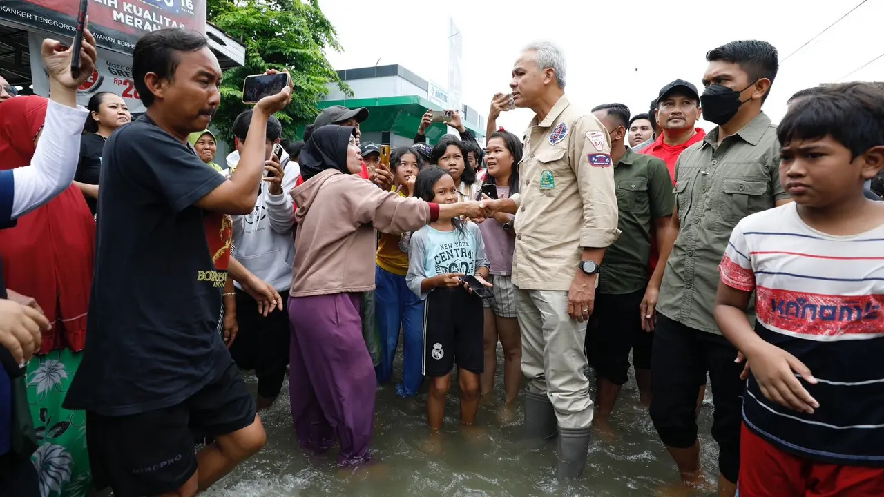 Ganjar Pranowo menemui korban banjir bandang Grobogan, Jawa Tengah.