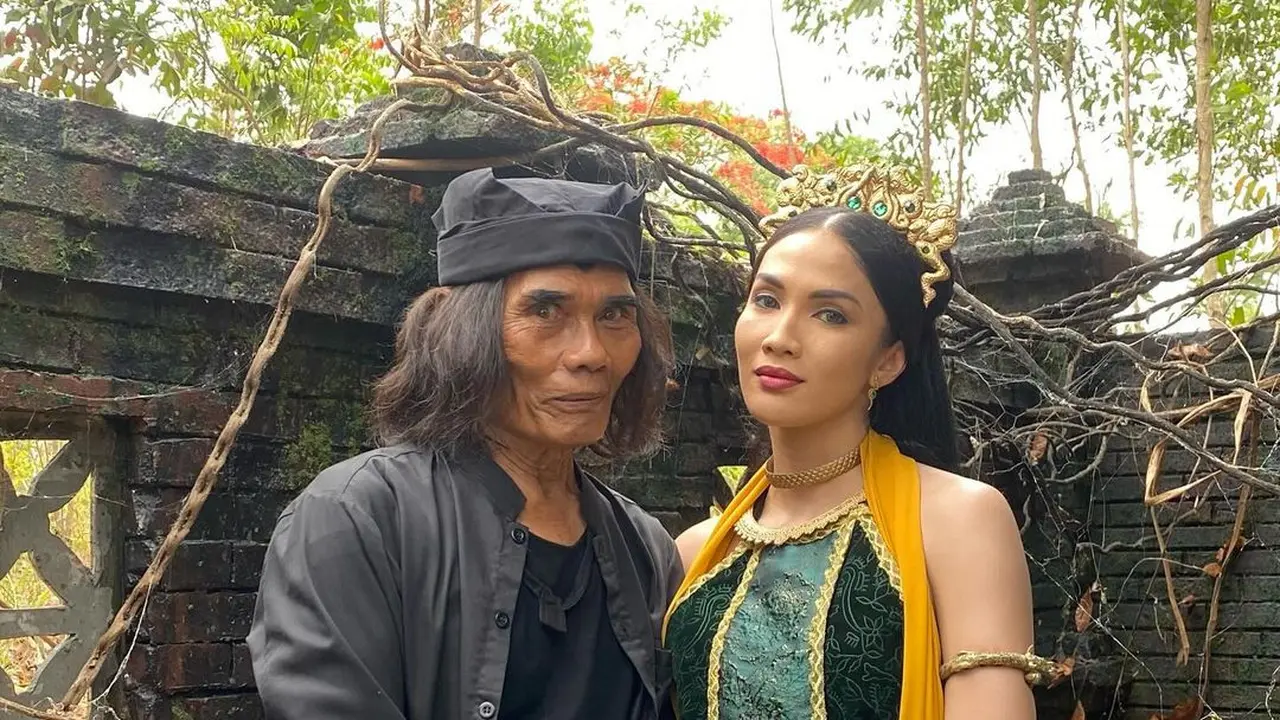 Aulia Sarah di lokasi syuting film Badarawuhi di Desa Penari. (Foto: Dok. Instagram @owliasarah)