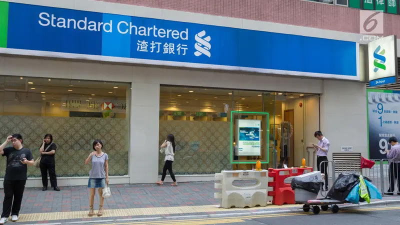 Bank asal Inggris, Standard Chartered melakukan Pemutusan Hubungan Kerja (PHK) terhadap karyawannya di Singapura, London, dan Hong Kong.