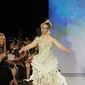 Madeline Stuart, model Australia dengan down syndrome saat memperagakan koleksi Hendrik Vermeulen untuk Musim Panas dan Semi 2016 di acara peragaan busana New York Fashion Week, Minggu (13/9/2015). (Chance Yeh/Getty Images/AFP) 