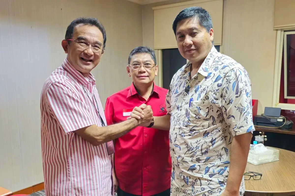 Maruarar Sirait pamit dari PDIP dan mengunggah di akun sosial media (sosmed) Instagram miliknya @maruararsirait foto dirinya menyerahkan atau mengembalikan KTA PDIP.