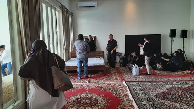 Suasana Rumah Duka Almarhum Wakil Ketua Komisi I DPR RI Bambang Kristiono di di kawasan Bangka, Jakarta Selatan.