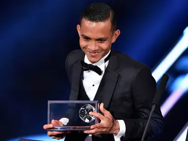 Penyerang Penang FA, Mohd Faiz Subri, menerima penghargaan FIFA Puskas Award 2016 di Zurich, Swiss, Senin (9/1/2017). Pesepak bola Malaysia ini menerima penghargaan berkat gol indahnya ke gawang Pahang FA. (AFP/Fabrice Coffrini)