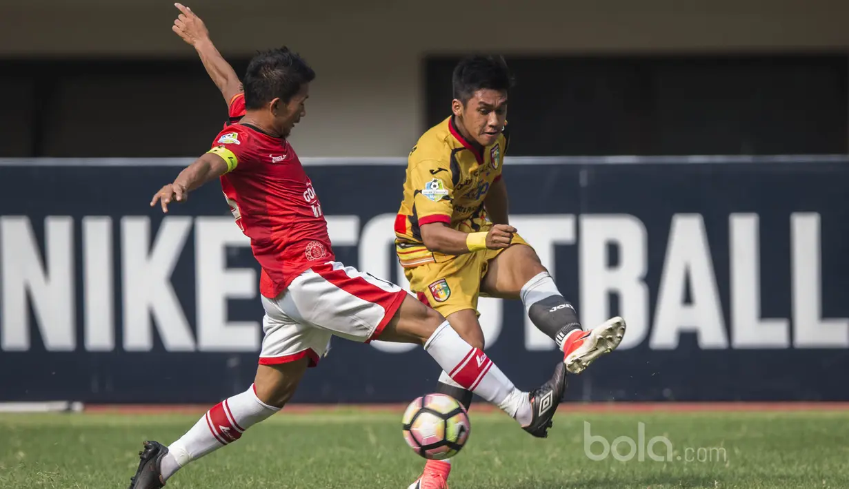 Gelandang Mitra Kukar, Septian David Maulana, berusaha melewati bek Persija, Ismed Sofyan, pada laga Liga 1 di Stadion Patriot, Bekasi, Minggu (14/5/2017). Kedua tim bermain imbang 1-1. (Bola.com/Vitalis Yogi Trisna)