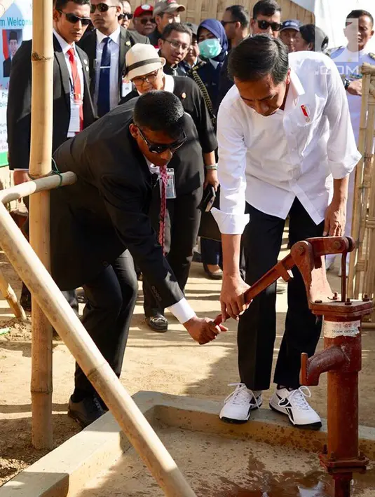Presiden Jokowi mencoba alat pompa air di pengungsian Rahkhine State, Kamp Jamtoli, Sub Distrik Ukhiya, Distrik Cox's Bazar, Bangladesh, Minggu (28/1). (Liputan6.com/Pool/Rusman Biro Pers Setpres)