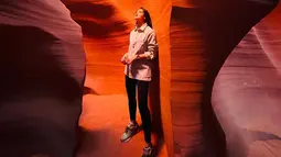 Terlihat berada di Amerika sejak akhir bulan Oktober lalu, Ririn tak lupa membagikan potret kecenya. Penampilannya pun mencuri perhatian karena selalu bugar. Seperti saat dirinya mengunjungi Antelope Canyon. Menurut ibu dua anak itu, momen bisa ke tempat indah bagaikan mimpi yang jadi nyata. (Liputan6.com/IG/@ririnekawati)